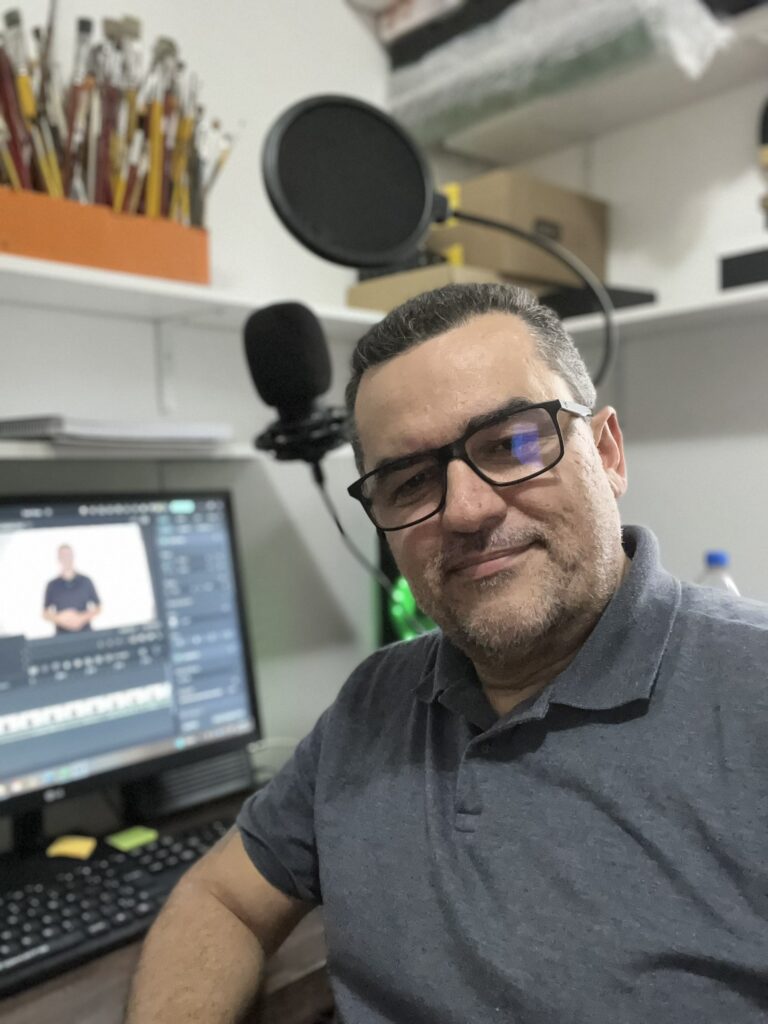 Curso com técnica de arte em isopor e textura – inscrições em breve! Professor Dario Martins mostrando a edição de vídeo do curso arte em relevo, nos bastidores da Confraria da Criação