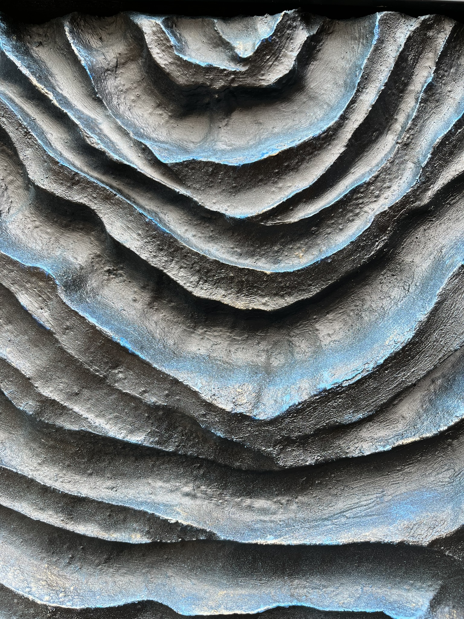 Detalhe da textura e das cavidades da obra Compactação